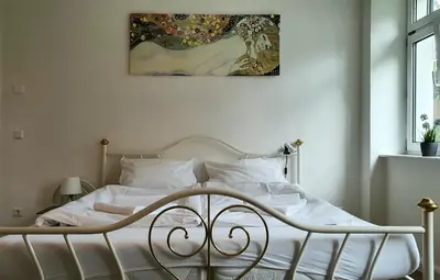 Ein Bett oder Betten in einem Zimmer der Unterkunft Weißer Hirsch Residenz mit Heideblick