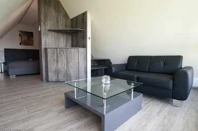 Ein Sitzbereich in der Unterkunft Traumferienhaus Bergblick Mittelndorf, bis zu 8 Personen, Sauna, Grill