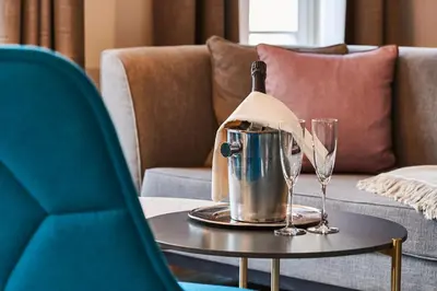 Ein Sitzbereich in der Unterkunft Steigenberger Hotel de Saxe