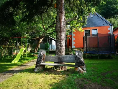 Ein Garten an der Unterkunft Ferienhaus Franz - an der Elbe, mit großem Garten