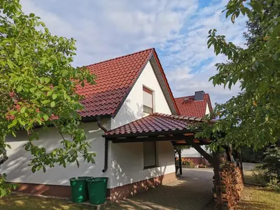 Das Gebäude in dem sich das Ferienhaus befindet