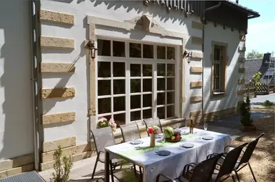Das Gebäude in dem sich die Villa befindet