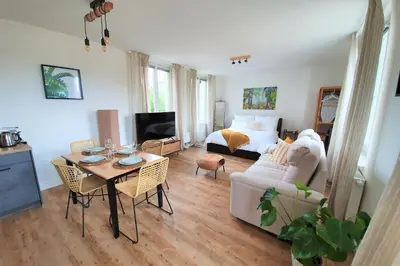 TV/Unterhaltungsangebot in der Unterkunft PB Ferienwohnungen - FeWo 3 - Stilvoll eingerichtetes Studio im Herzen Senftenbergs