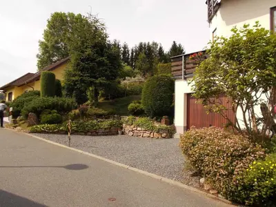Ein Garten an der Unterkunft Ferienwohnung Lohse