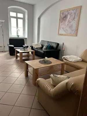 Ein Sitzbereich in der Unterkunft Ferienwohnung am Theaterplatz