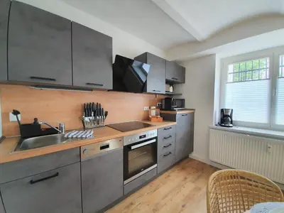 Küche/Küchenzeile in der Unterkunft PB Ferienwohnungen - FeWo 1 - Stilvoll eingerichtetes Apartment im Herzen Senftenbergs