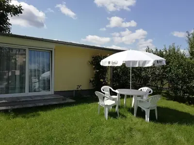 Ein Garten an der Unterkunft Kleiner Bungalow im Grünen