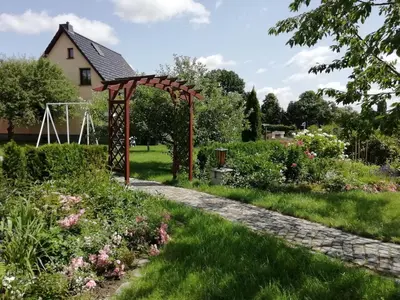 Ein Garten an der Unterkunft Kleiner Bungalow im Grünen