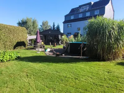 Ein Garten an der Unterkunft Anni's Waldblick