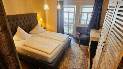 Ein Bett oder Betten in einem Zimmer der Unterkunft Boutique-Hotel & Wellness Goldenes Fass Meißen