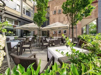 Ein Restaurant oder anderes Speiselokal in der Unterkunft Hotel an der Oper