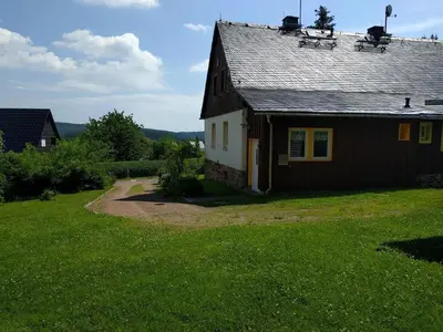 Das Gebäude in dem sich das Ferienhaus befindet