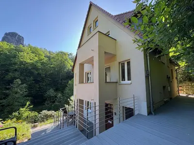 Ein allgemeiner Bergblick oder ein Berglick von der Villa aus