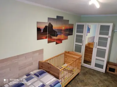 Ein Bett oder Betten in einem Zimmer der Unterkunft Großzügige Ferienwohnung am Waldesrand im Seenland