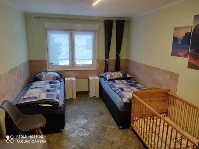 Ein Bett oder Betten in einem Zimmer der Unterkunft Großzügige Ferienwohnung am Waldesrand im Seenland
