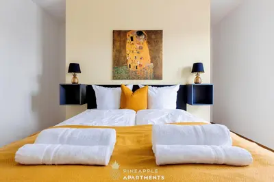 Ein Bett oder Betten in einem Zimmer der Unterkunft PINEAPPLE APARTMENTS - Zwinger III - 86qm - 1x free parking