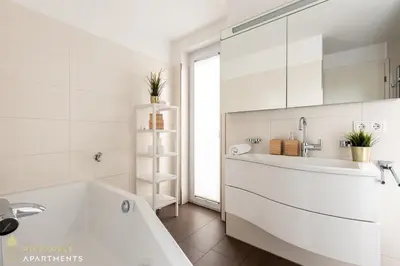 Ein Badezimmer in der Unterkunft PINEAPPLE APARTMENTS - Zwinger III - 86qm - 1x free parking