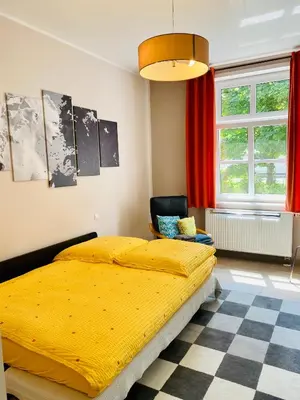 Ein Bett oder Betten in einem Zimmer der Unterkunft Villa FeWo mit separaten Schlafmöglichkeiten, zentral gelegen