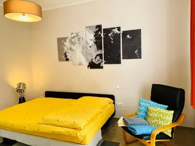 Ein Bett oder Betten in einem Zimmer der Unterkunft Villa FeWo mit separaten Schlafmöglichkeiten, zentral gelegen
