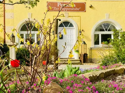 Ein Garten an der Unterkunft Restaurant und Pension Zur Puppenstube