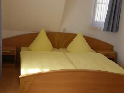 Ein Bett oder Betten in einem Zimmer der Unterkunft Hotel Pension zu Dresden Altpieschen