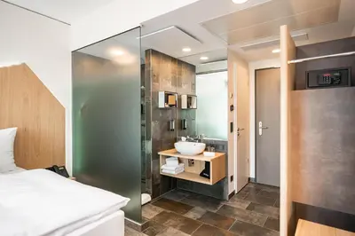Ein Bett oder Betten in einem Zimmer der Unterkunft ARCOTEL HafenCity Dresden