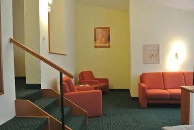 Ein Sitzbereich in der Unterkunft Hotel Evabrunnen