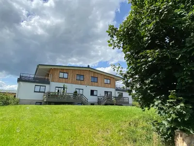 Ein Garten an der Unterkunft Ferienwohnung an der Reitanlage