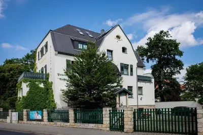 Das Gebäude in dem sich die Pension befindet