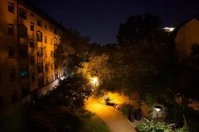 Ein Garten an der Unterkunft Die kleine „Louise“ in der Neustadt mit Tiefgarage