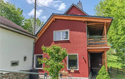 Das Gebäude in dem sich das Ferienhaus befindet