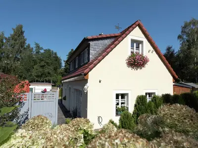 Das Gebäude in dem sich das Ferienhaus befindet