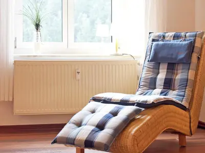 Ein Sitzbereich in der Unterkunft Moderne Villa in Borstendorf mit Park