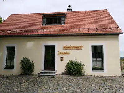 Das Gebäude in dem sich das Ferienhaus befindet