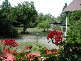 Ein Garten an der Unterkunft Hotel Landhaus Moritzburg