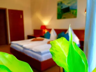 Ein Bett oder Betten in einem Zimmer der Unterkunft Pension & Restaurant Zu den Linden Radebeul