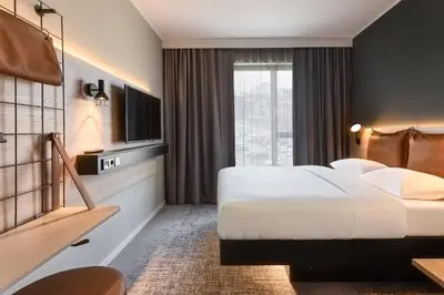 Ein Bett oder Betten in einem Zimmer der Unterkunft Moxy Dresden Neustadt