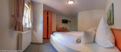 Ein Bett oder Betten in einem Zimmer der Unterkunft Hotel Sonne