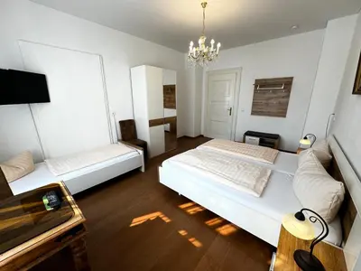 Ein Bett oder Betten in einem Zimmer der Unterkunft Hotel Zu den Linden