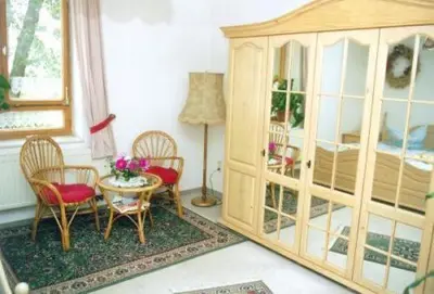Ein Sitzbereich in der Unterkunft Hotel Gasthof zur Linde