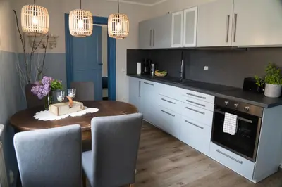 Küche/Küchenzeile in der Unterkunft Urlaubsfreude Biedermann Haus Glücksstein Ferienwohnung Aquamarin