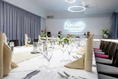Ein Sitzbereich in der Unterkunft Hotel Sportwelt Radeberg