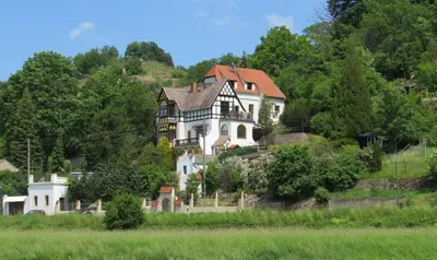 Das Gebäude in dem sich das Ferienhaus befindet