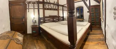 Ein Bett oder Betten in einem Zimmer der Unterkunft Fewo WAFFENKAMMER für 7 Erw im Rittergut Leppersdorf