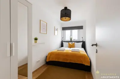 Ein Bett oder Betten in einem Zimmer der Unterkunft PINEAPPLE APARTMENTS - Zwinger V - 78qm - 1x free parking
