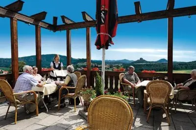 Ein allgemeiner Bergblick oder ein Berglick von des Hotels aus
