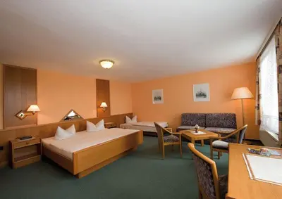 Ein Bett oder Betten in einem Zimmer der Unterkunft Panoramahotel Wolfsberg
