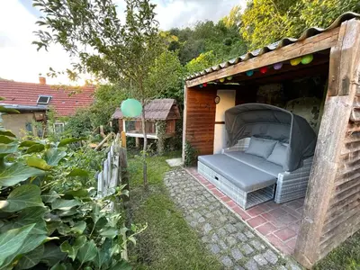 Ein Garten an der Unterkunft Neue Ferienwohnung direkt am Elberadweg
