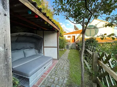 Ein Garten an der Unterkunft Neue Ferienwohnung direkt am Elberadweg