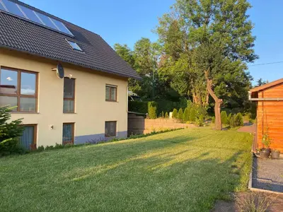 Ein Garten an der Unterkunft Fewo Hellerswiesen Arbeiterunterkunft